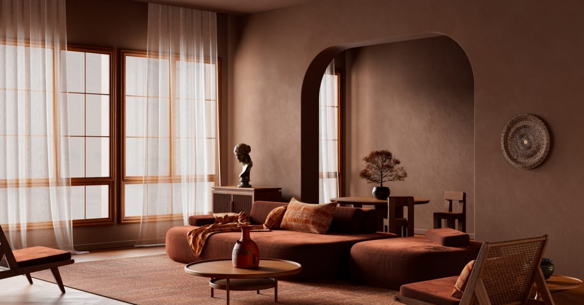 Salon chaleureux et moderne avec des tons marron et des rideaux voilés.