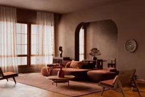 Salon chaleureux et moderne avec des tons marron et des rideaux voilés.