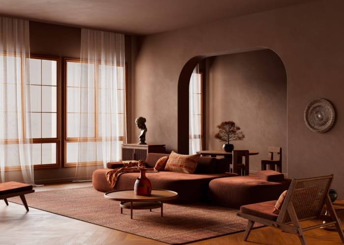 Salon chaleureux et moderne avec des tons marron et des rideaux voilés.
