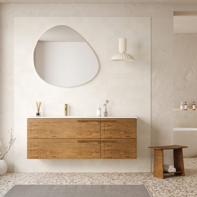 Salle de bain moderne et élégante avec des matériaux neutres et chaleureux.